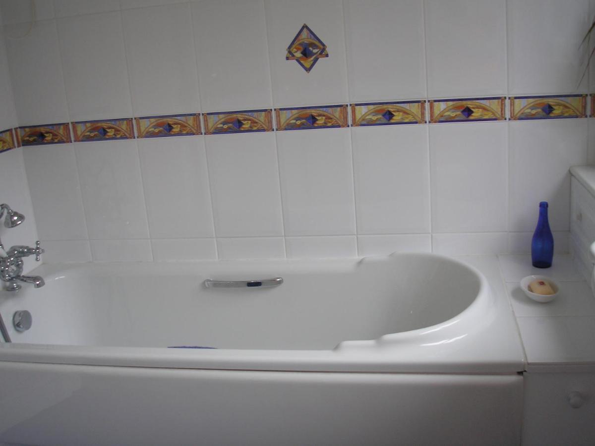 Chart House Bed And Breakfast ดอร์กิง ภายนอก รูปภาพ